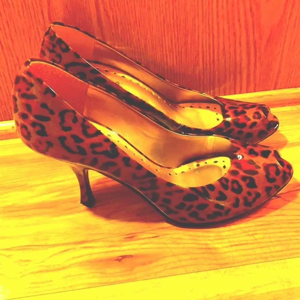 BCBGirls Brazil peep toe pinup rockabilly leopard heels pump cushion insoles EUC
